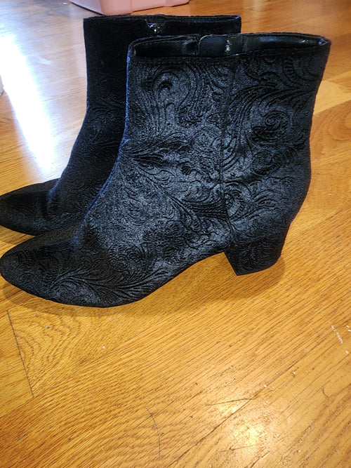 UNISA black velvet paisley embossed Boots size 8