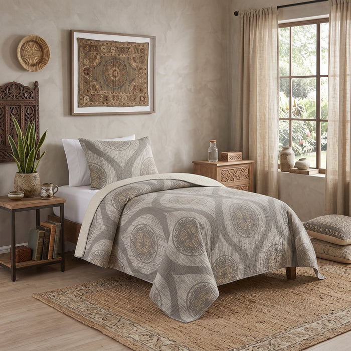 DaDa Bedding Rustic Grey Mosaic Distressed Medallion Reversible Quilted Bedspread Set (SD16299)