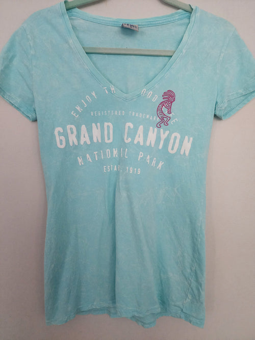 Women's Grand Canyon Print Cotton Enjoy the Good Life Shirt Sz M light blue in good condition 
Measurements laying flat 
Pit to pit  15"
Top to bottom  26"
Sku seagrn4